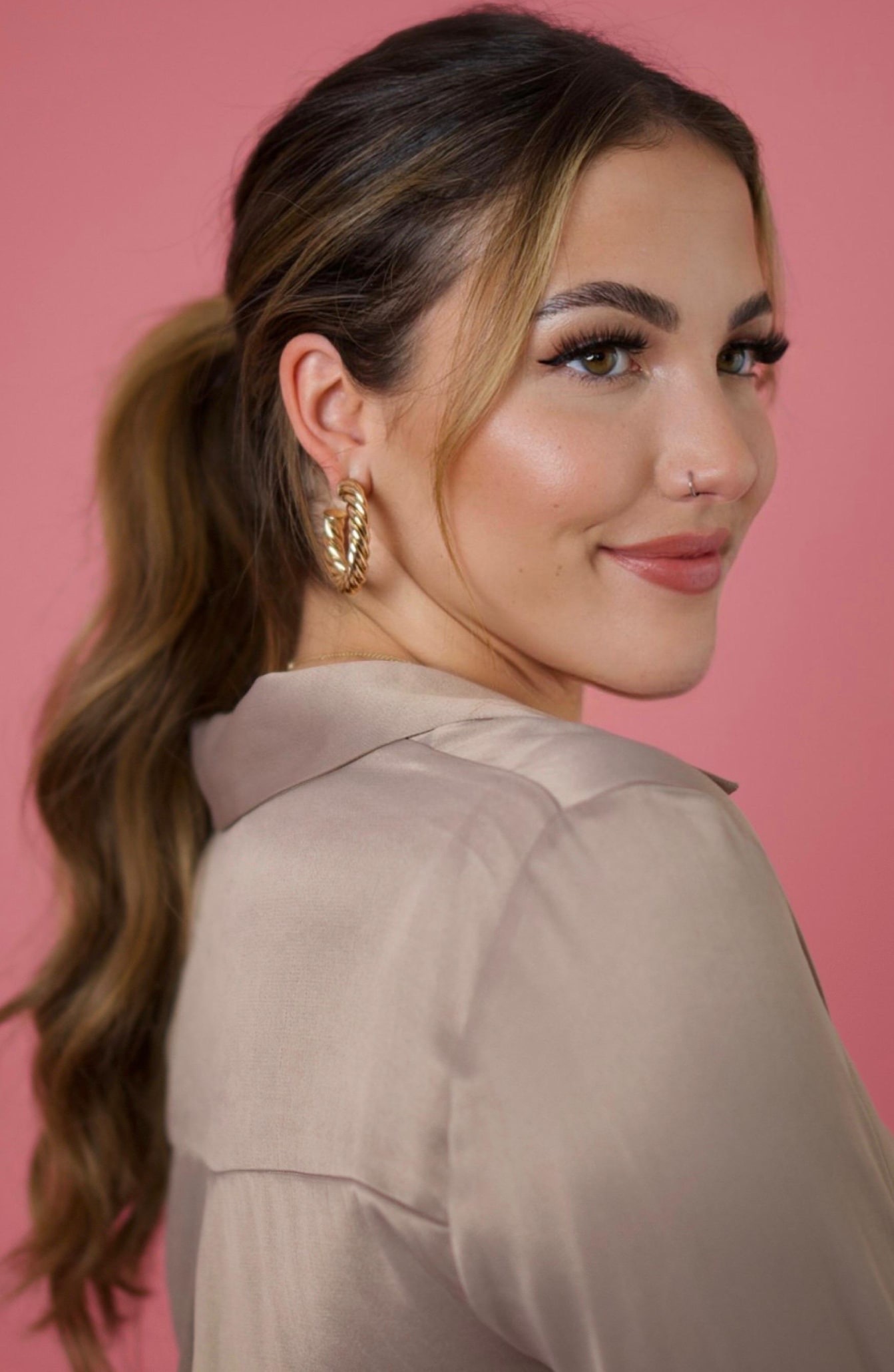 Glamouröses Wimpern- und Augenbrauen-Styling von MiGlam