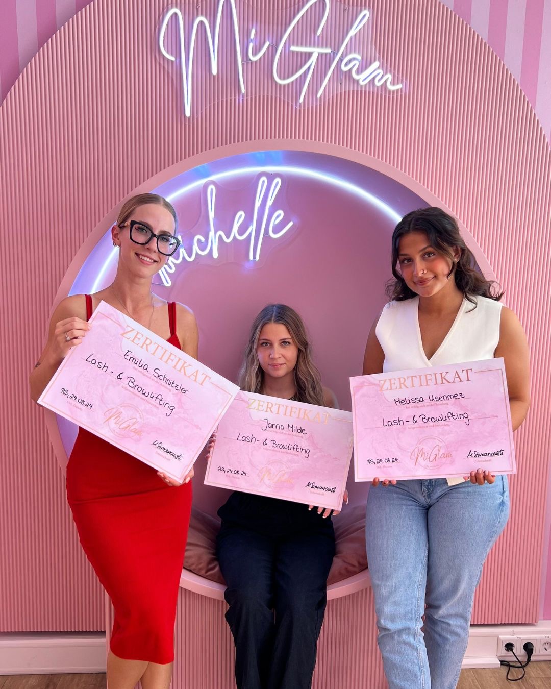 MiGlam Studio mit Leuchtschrift