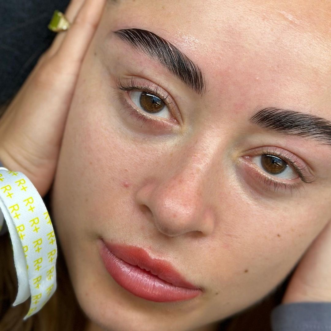Perfekt geformte Augenbrauen nach Permanent Make-up