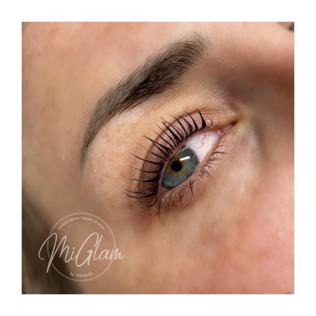 Wimpern und Augenbrauen im Detail bei MiGlam